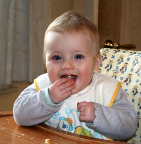 Maya mange son biscuit