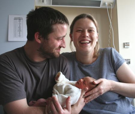 Maya, 5 jours, avec ses parents St�phanie et Christophe